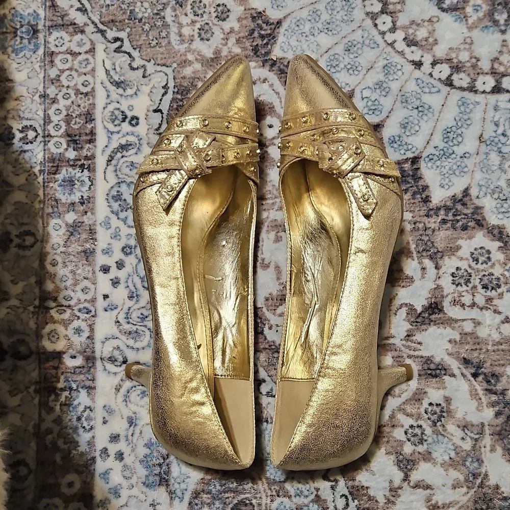 Kathy Van Zeeland Metallic Gold Heels - Picture 11 of 12